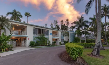 2 BD/ 2BA.  Just steps to Beach, Walk to 3rd St South Отели рядом с достопримечательностью «Нейплс Пир»