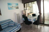 Comfortable 5-bed 2-bed apartment by the sea