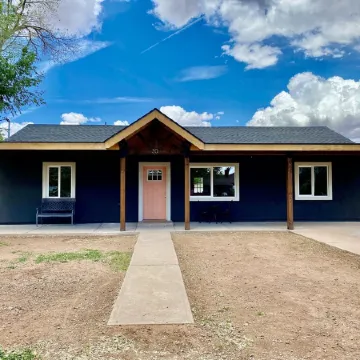 Centrally located! 30 mins to Pines or Petrified Forest. Family-friendly.