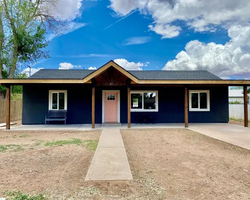 Centrally located! 30 mins to Pines or Petrified Forest. Family-friendly. Hotels in Snowflake