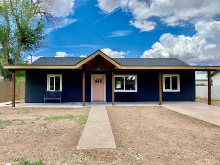 Centrally located! 30 mins to Pines or Petrified Forest. Family-friendly.