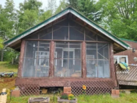Relaxing rustic cabin on the lake 25 feet from the shore.