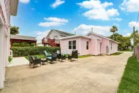 Flamingos on 45th - Carriage House - Cute and Cozy