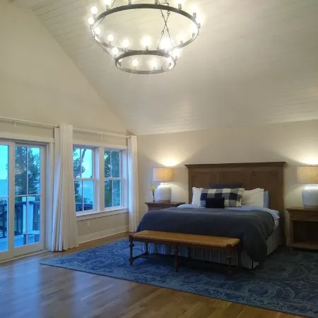 Beach Breeze-Lakefront Home-Private Beach-Porch-Deck-Firepit-5Br Ensuite-Hot Tub