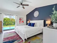 Jupiter Palm Oasis! Lakefront Pool Home w/ Game Room, BBQ, Beach Chairs, Coffee! 朱庇特住宿飯店