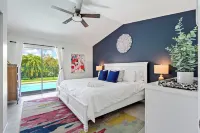 Jupiter Palm Oasis! Lakefront Pool Home w/ Game Room, BBQ, Beach Chairs, Coffee!