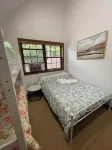 Cozy House in Big Bass Lake Gouldsboro with Hot Tub, Fire Pit, Pool, Ping Pong Hotel a Clifton Township