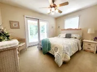 The Lakehouse at Ky Lake, waterfront,private dock. gentle private yard. Hotels near Benton Bark Park