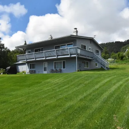 HomerHouse907 Family Friendly-5BR, 3BA, close to town. Huge yard, great stay!
