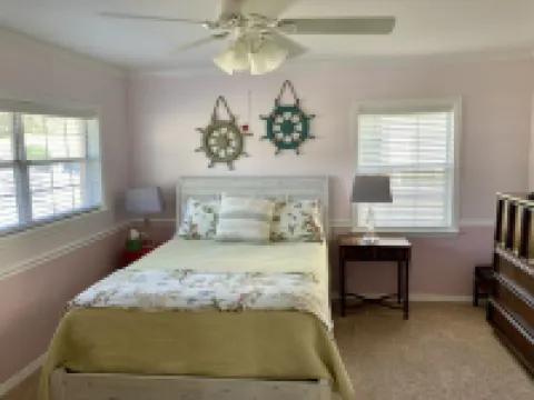 Cozy Cottage 3 blocks from town