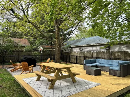 Corner Cottage, Downtown Saugatuck