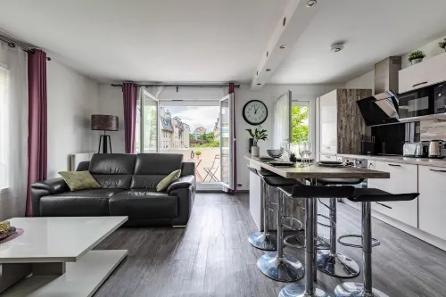 Charmant Refuge Avec Jardin, à 6 Minutes à Pied du Métro Créteil Léchat Hotels in Creteil