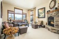 Luxury, END UNIT townhome w/amazing views & privacy. High-end furnishings. Cozy.