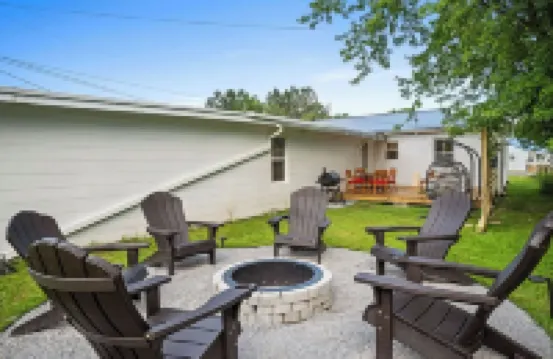 Charming 3-bedroom house with 5 beds, deck, fire pit, and BBQ, minutes from NRG