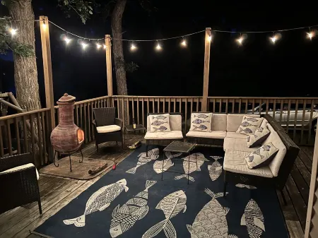 3 bedroom lake house & pool, only 35 min. to Wisconsin Dell and Cascade Mountain