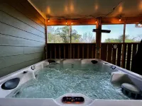 Beach Getaway Heart of E.I.- Dog Friendly Fenced yard, HotTub, FirePit, GameRoom
