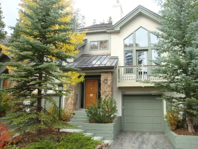 Great Location! Short walks to Ski Lifts, Main St, Pool & Spa, & Activities Hotels in Four O'Clock