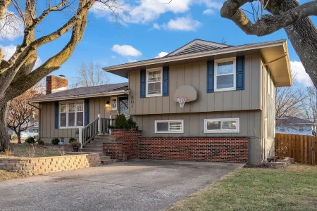 House in Lee's Summit Отели в г. Саммит Ли