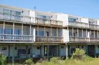 Fiddler Bay #5 Hotels near Daniel Thomas Fine Art Gallery