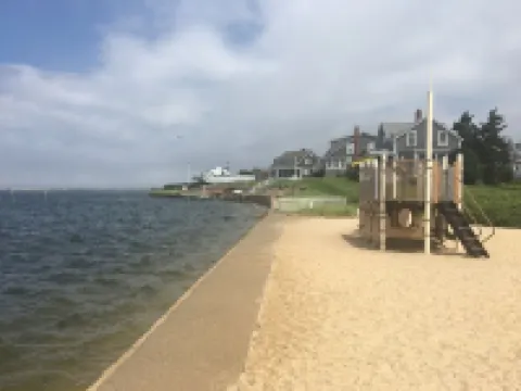 Historic Home Across from Monument Beach, Central A/C Hoteles en Bourne