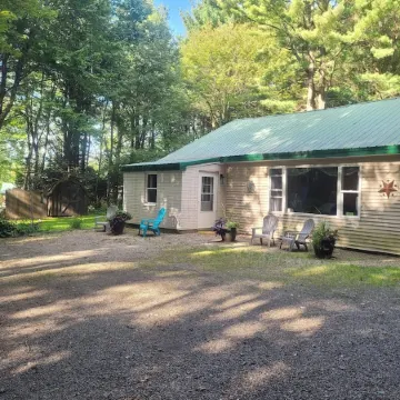 A Short Walk to a Private Beach for Swimming Boating or Fishing Отели в г. Джава