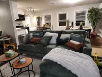 Cozy 2 bd/1ba upper apt -Free WIFI, parking -1mi to Geneva 3rd & Chicago Metra
