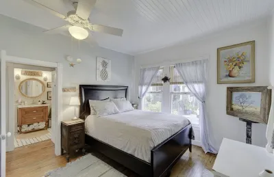 Best Porch in Swansboro! 1 Block to Front Street. Dog friendly. 해먹스 비치 주립공원 주변 호텔