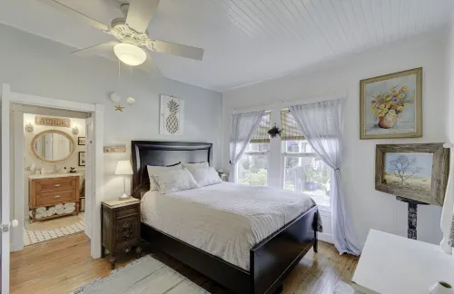 Best Porch in Swansboro! 1 Block to Front Street. Dog friendly.