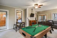 Close to Everything!~Game Room~Fire Pit & Hot Tub~Dogs OK! Lake Access & Dock!