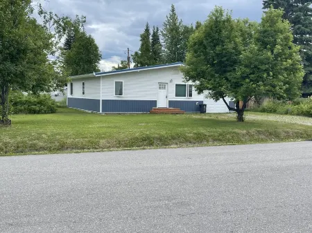 Remodeled house w/garage and hot tub; quiet suburb, in town Отели рядом с достопримечательностью «Заказник Френдс оф Кримерс Филд эт Кримерс Филд Мигратори Уотерфоул»