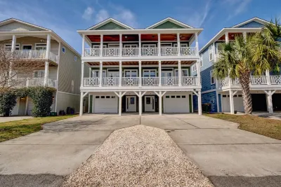 2 Minutes to the Beach, Ocean Views, Side by Side Homes, Rent Separate/Together Hotels near Fort Fisher Recreation Reserve Observation Deck