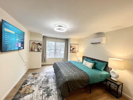 Massive 5 Bedrooms: 3King 2Queen, 10 mins to Downtown Hartford Отели в г. Блумфилд