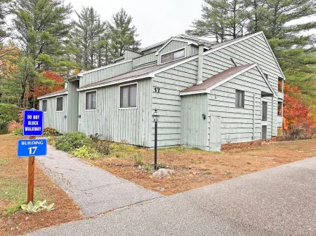 Seasons Cottage Near Attitash w/ Community Pool, Fitness Rm, Tennis and more! Отели рядом с достопримечательностью «Аттиташ Маунтин Резорт»