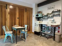 Cozy, Private 1-Bedroom Suite, Nestled in the Woods & 3 Minutes to Hermann Fun!