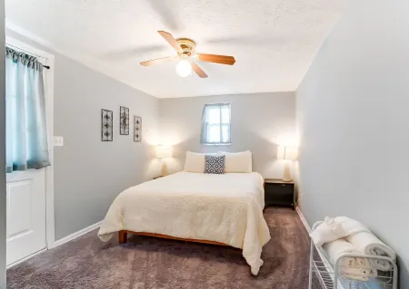 Home Away From Home - Main Street Fun, Remodeled Отели в г. Гамильтон