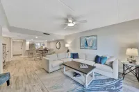 Deluxe ocean-view, poolside, first floor flat with 2 bedrooms, 2 baths