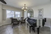 Oceanfront Getaway - 2 Bedroom Condo with Beach Views! Hôtels à proximité de : World of Beer