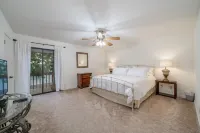 Lake Hamilton Condo - Sleeps 4, Pool, and Hot Tub!