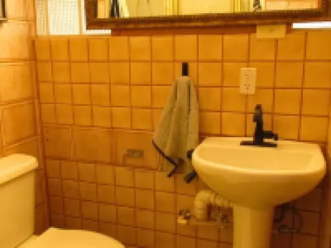 Come Stay for a Night or a Few - No Cleaning Fee 温泉村酒店