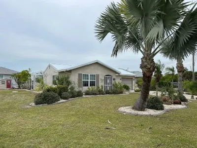 Home with Private Pool in Port Charlotte FL! 포트 샬로트 비치 공원 주변 호텔