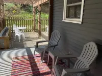 Downtown Brevard Hideaway Steps from Main St Restaurants-Dog Friendly, Fenced 布里瓦德住宿飯店