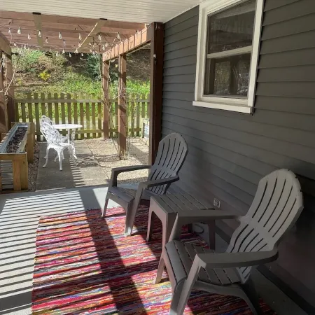 Downtown Brevard Hideaway Steps from Main St Restaurants-Dog Friendly, Fenced