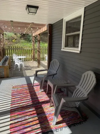 Downtown Brevard Hideaway Steps from Main St Restaurants-Dog Friendly, Fenced Отели в г. Бревард