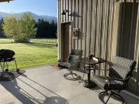 30 min to Glacier National Park-Peaceful 1bed, 1 bath with beautiful views. Hotels near Montana Vortex and House of Mystery