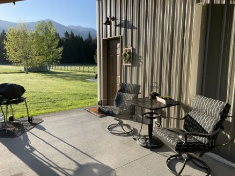 30 min to Glacier National Park-Peaceful 1bed, 1 bath with beautiful views.