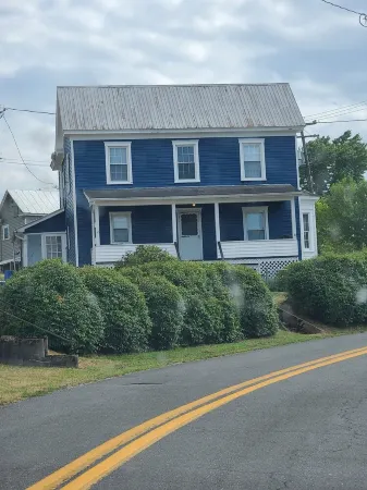 Charming 3-bedroom house with AC and WiFi in Paw Paw Отели в г. По По