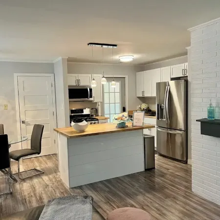 Pet-Friendly Charming  & Cozy 3-bedroom house AC & WiFi in pleasant Youngstown