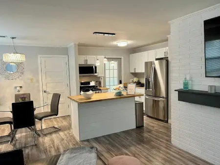 Pet-Friendly Charming  & Cozy 3-bedroom house AC & WiFi in pleasant Youngstown