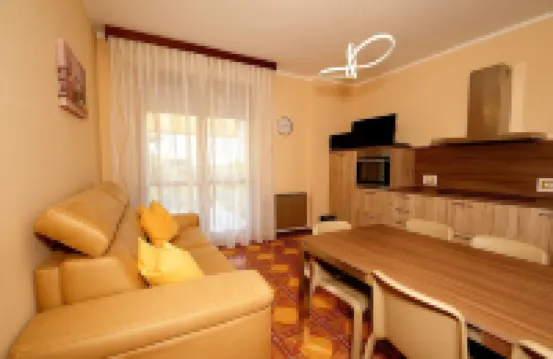 Brand new apartment Arancia with swimming pool and huge balcony 250 meters from the lake