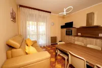 Brand new apartment Arancia with swimming pool and huge balcony 250 meters from the lake